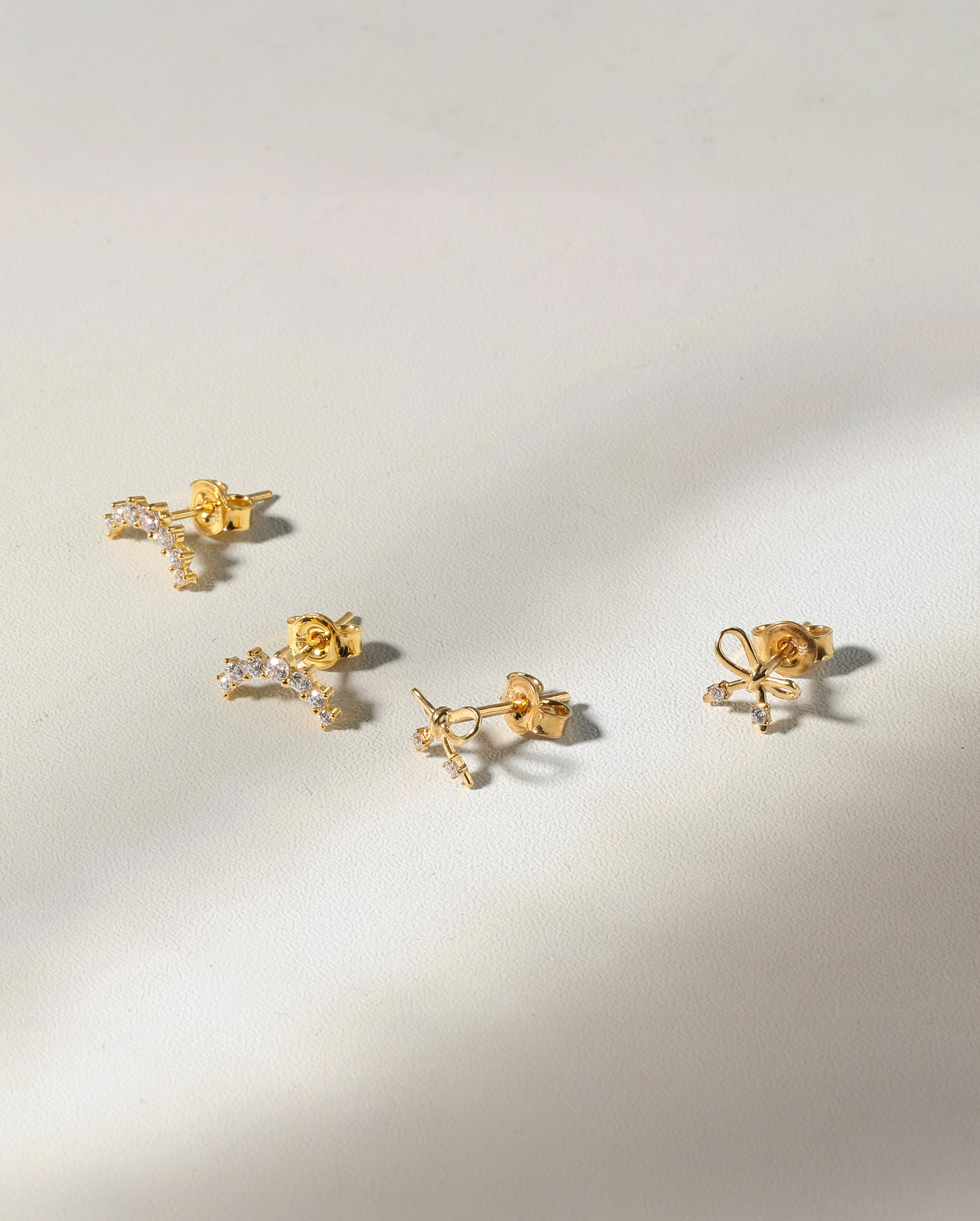 Trend Fashion 2025: Anting Emas Minimalis yang Wajib Kamu Punya